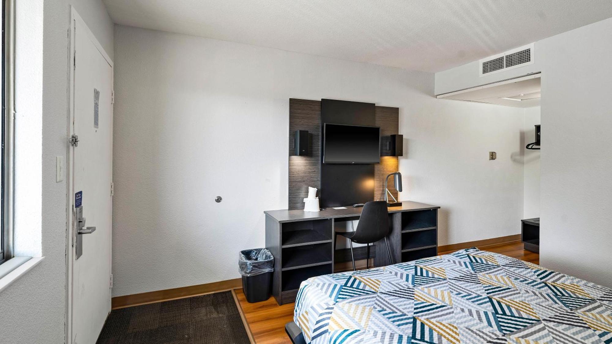 Queen Room,1722949745:JPEG